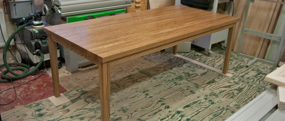 Valmis tammipöytä verstaalla
